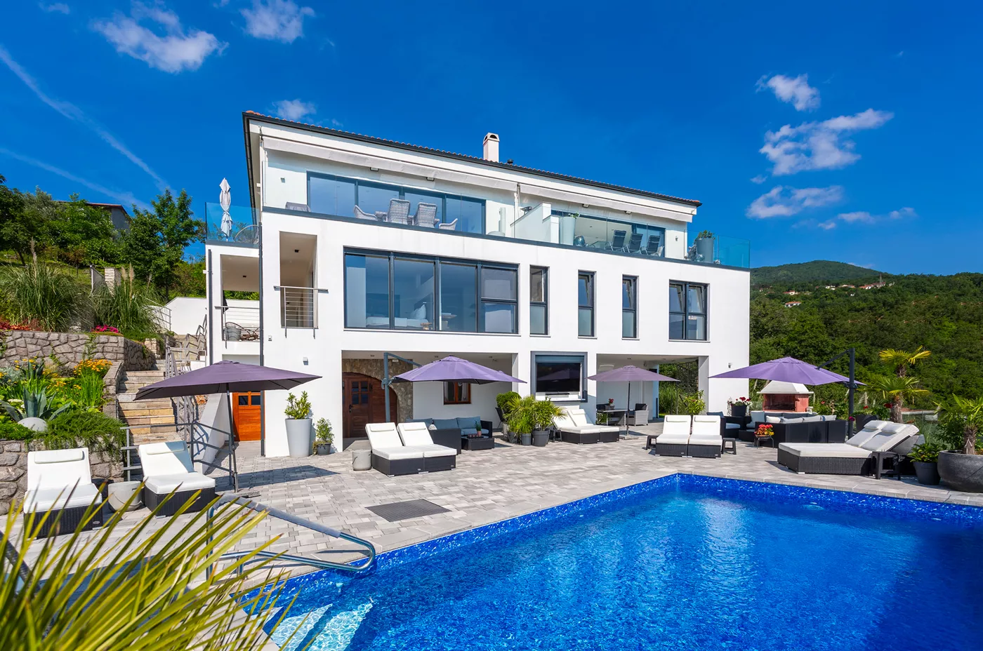AUSSENANLAGE DER VILLA WHITE PEARL