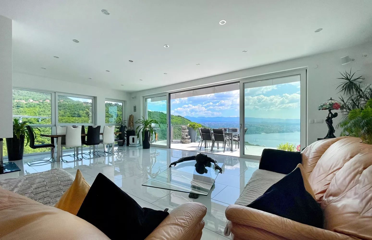 Großzügiger Wohnbereich in der Villa White Pearl Diamond in Opatija