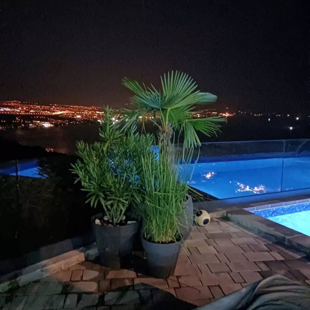 Genießt die Poollarea bei Nacht