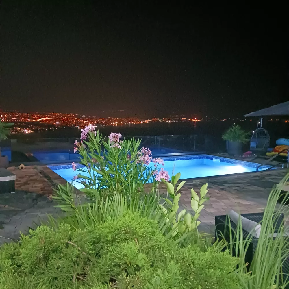 Genießt die Poollarea bei Nacht