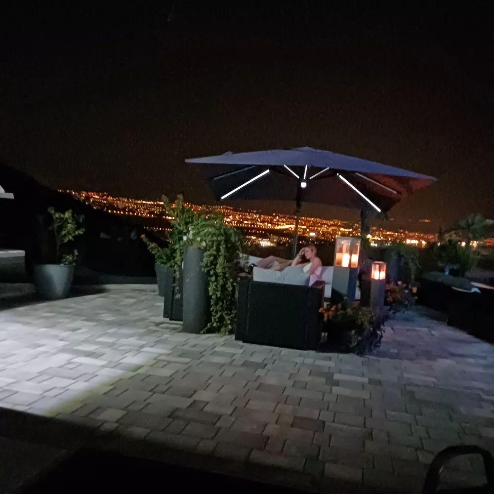 Genießt die Poollarea bei Nacht