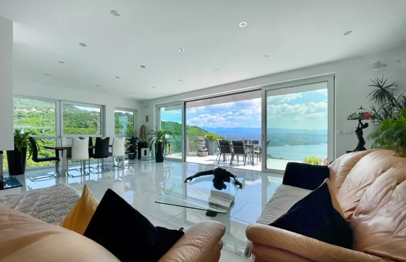 Die Villa White Pearl mit Blick über die Bucht in Opatija und Rijeka
