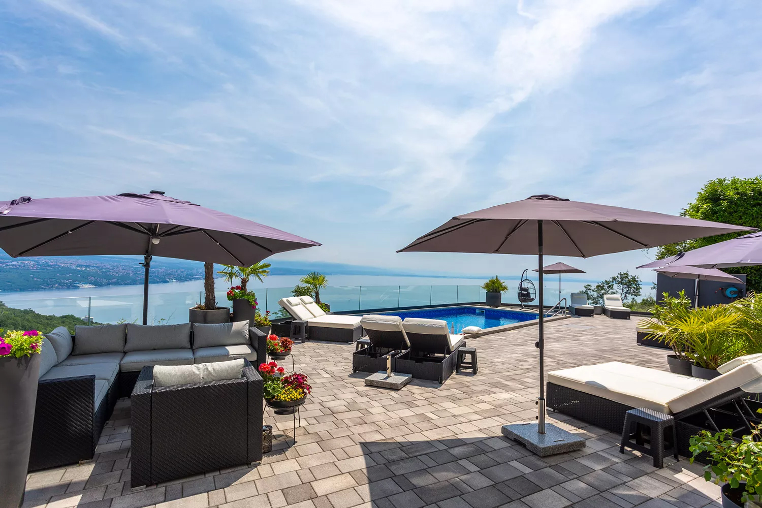 Die Aussenanlage der Villa White Pearl ist einfach genial. Alles, was das Herz begehrt. Vom 72" Fernseher über BOSE Soundanlage bis hin zum Salzwasserpool bietet der Vermieter alles zum Erholen.