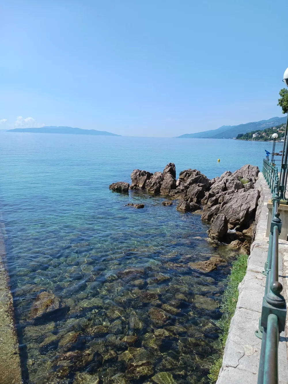 Genießt das kristallklare Wasser in den schönen kleinen Badebuchten entlang des Lungomare 