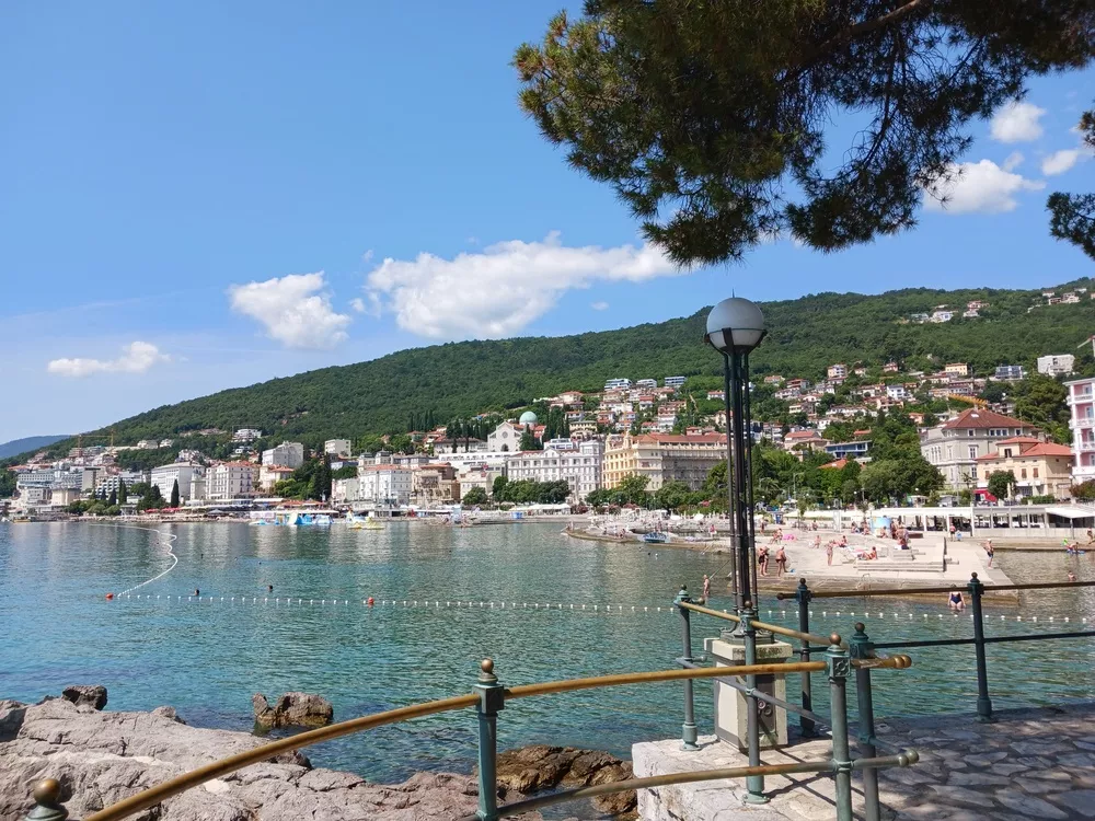 Genießt das kristallklare Wasser in den schönen kleinen Badebuchten entlang des Lungomare und die Sicht auf die Opatija Riviera