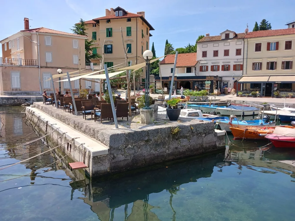 Kleiner idylischer Hafen Volosko mit ausgezeichneten Restaurants und Bars. Ab hier startet der Fußweg Lungomare 12 km am Meer entlang bis Lovran