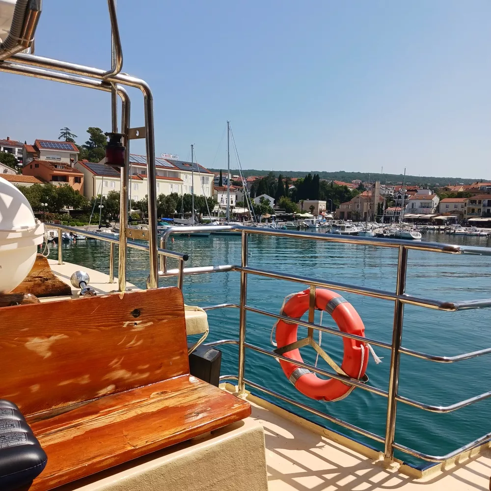 Entpannt mit einer Tagestour auf dem Außfugsboot inclusive Essen, Kaffee, Getränke und Obst, Badespaß garantiert zur Insel Krk und Cres 