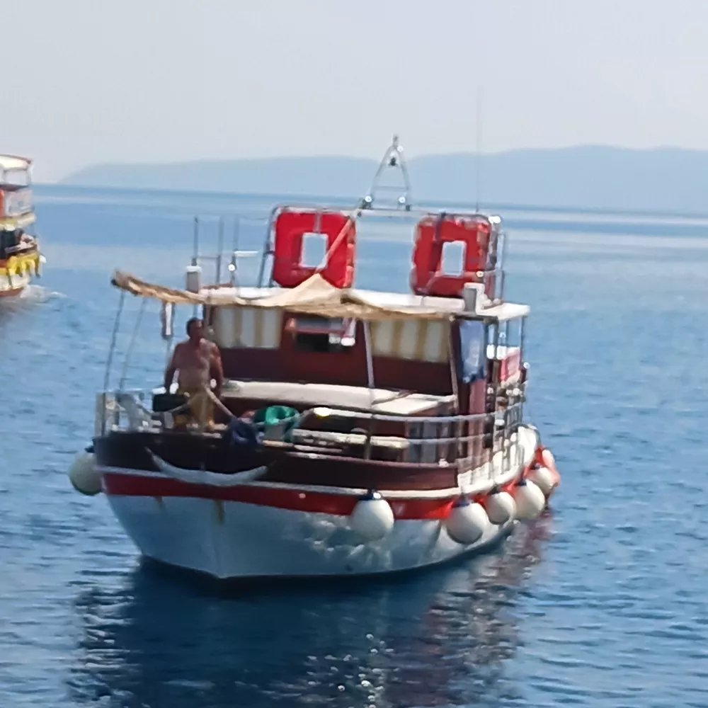 Entpannt mit einer Tagestour auf dem Außfugsboot inclusive Essen, Kaffee, Getränke und Obst, Badespaß garantiert zur Insel Krk und Cres 