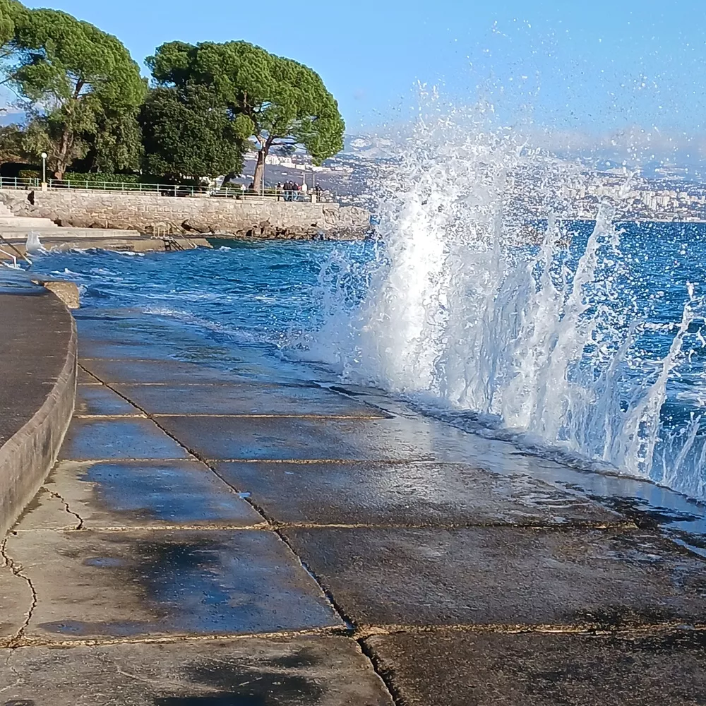 Badestrand mit großen betonierten Badestrand, Hüpfburg im Wasser für Kinder und einen extra ausgewiesenen Hundestrand in Opatija 