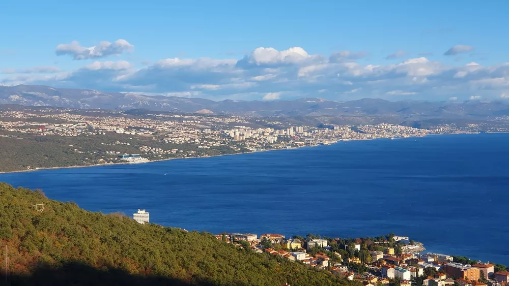 Mit atemberaubenden Panoramablick von der Villa über die Kvarner Bucht und die Dächer der historischen K&K-Residenzen von Opatija