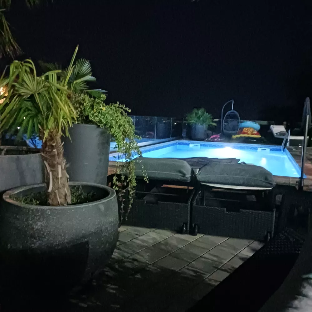 Genießt die Poollarea bei Nacht