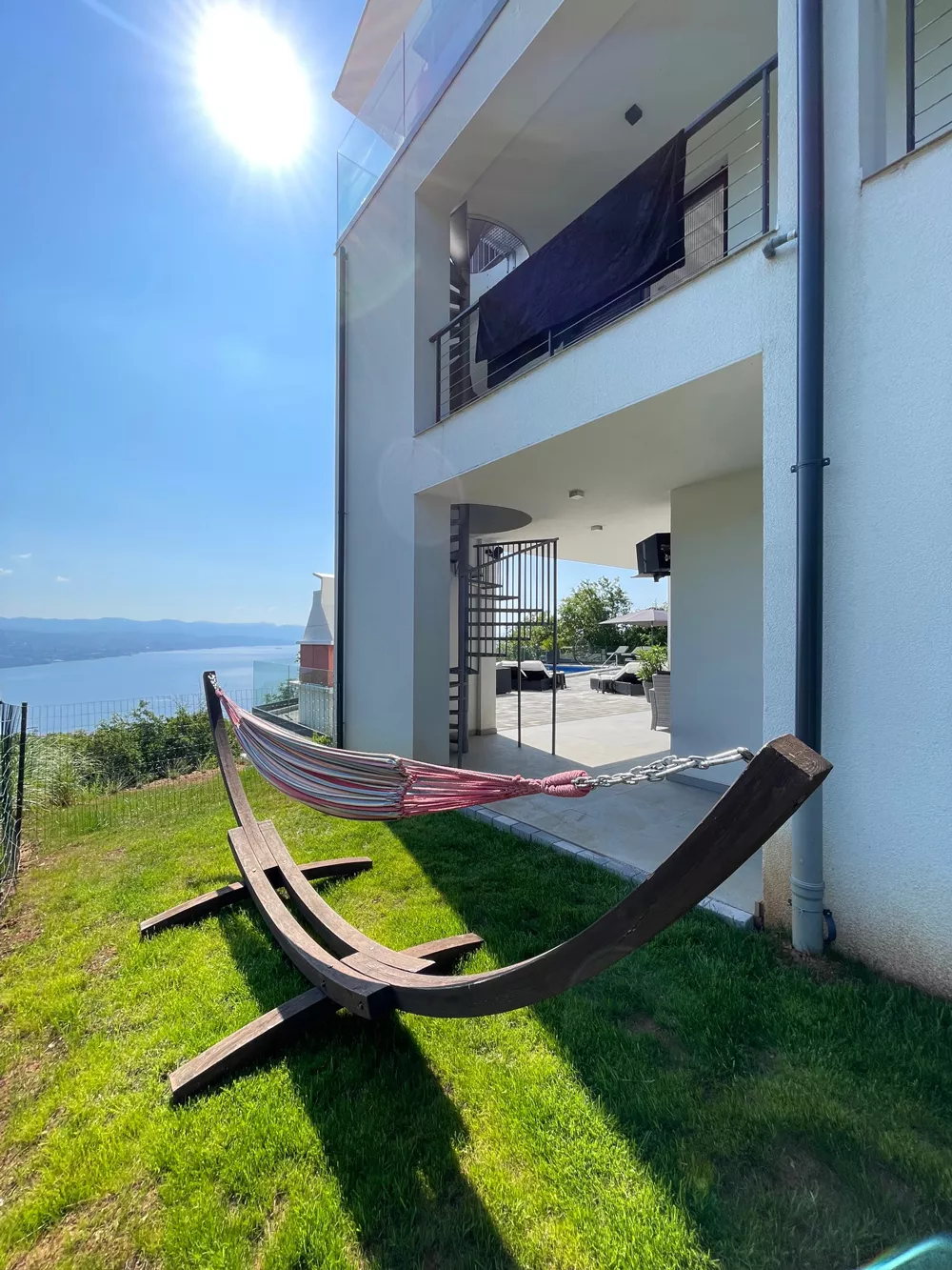 Blick von der Hängematte direkt aufs Meer - White Pearl Diamond Luxusvilla in Opatija, Eingangsschild