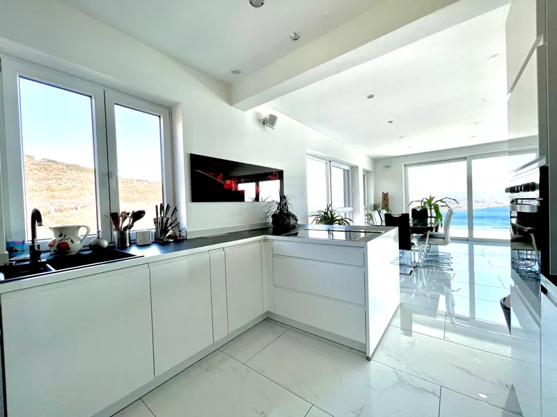 Moderne Küche mit hochwertiger Ausstattung