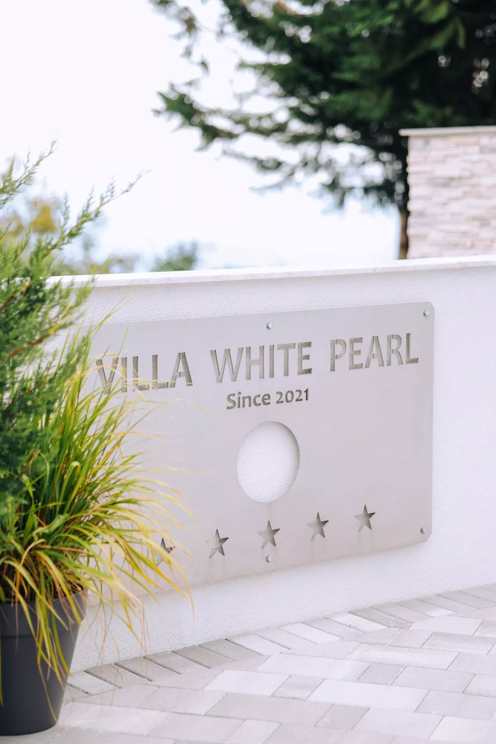 White Pearl Diamond Luxusvilla in Opatija, Eingangsschild